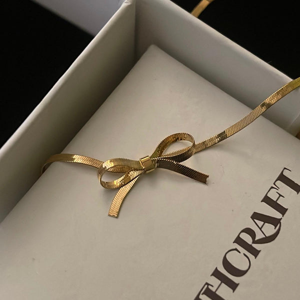 Bow necklace
