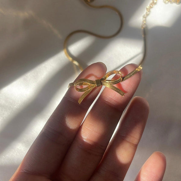 Bow necklace
