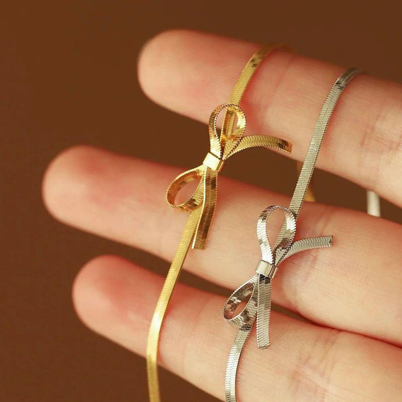Bow necklace