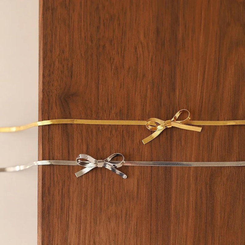 Bow necklace